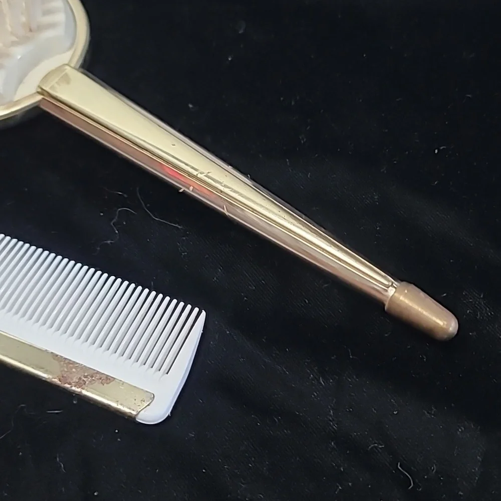 Vintage Brush and Comb Set‎